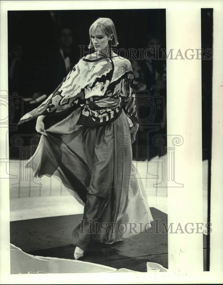 1982 Press Photo Model Diane deWitt in Vollbracht&#39;s Amore Print, Houston - Historic Images