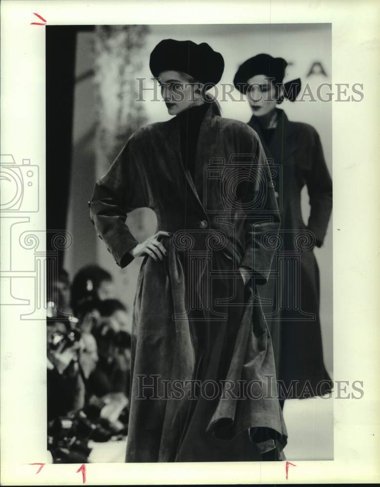 1987 Press Photo Model Diane deWitt on Catwalk - Historic Images