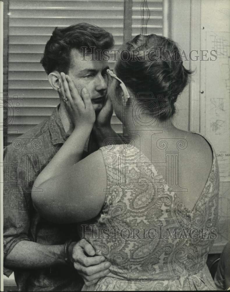 1965 Press Photo Donald and Mary Davis share tearful moment - Historic Images
