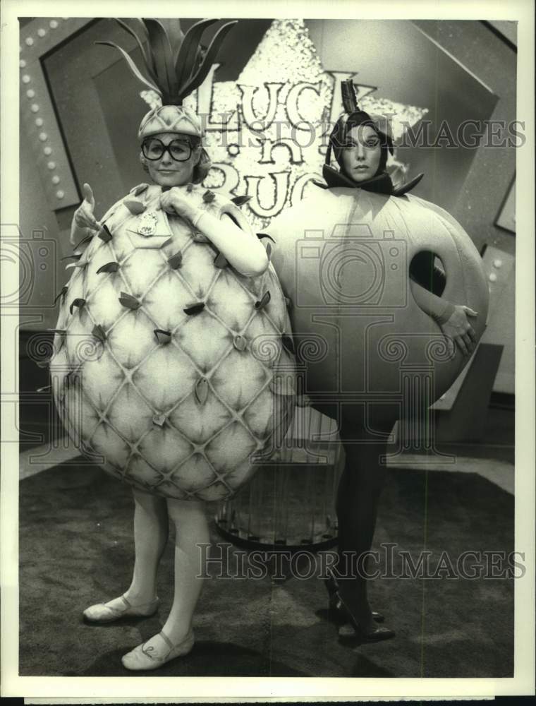 1987 Press Photo Sharon Gless, Tyne Daly dressed as fruit in &quot;Cagney &amp; Lacey&quot; - Historic Images