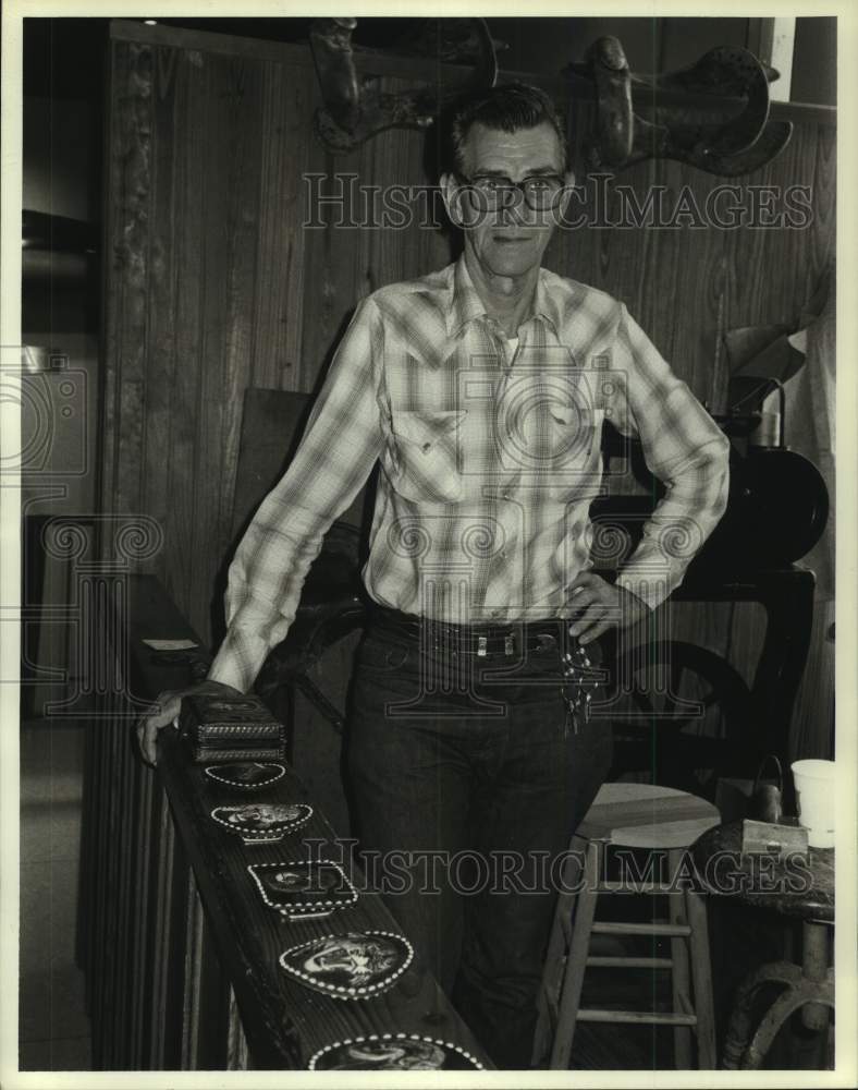 1984 Press Photo Leather worker Robert Dame, Houston Museum of Natural Science - Historic Images