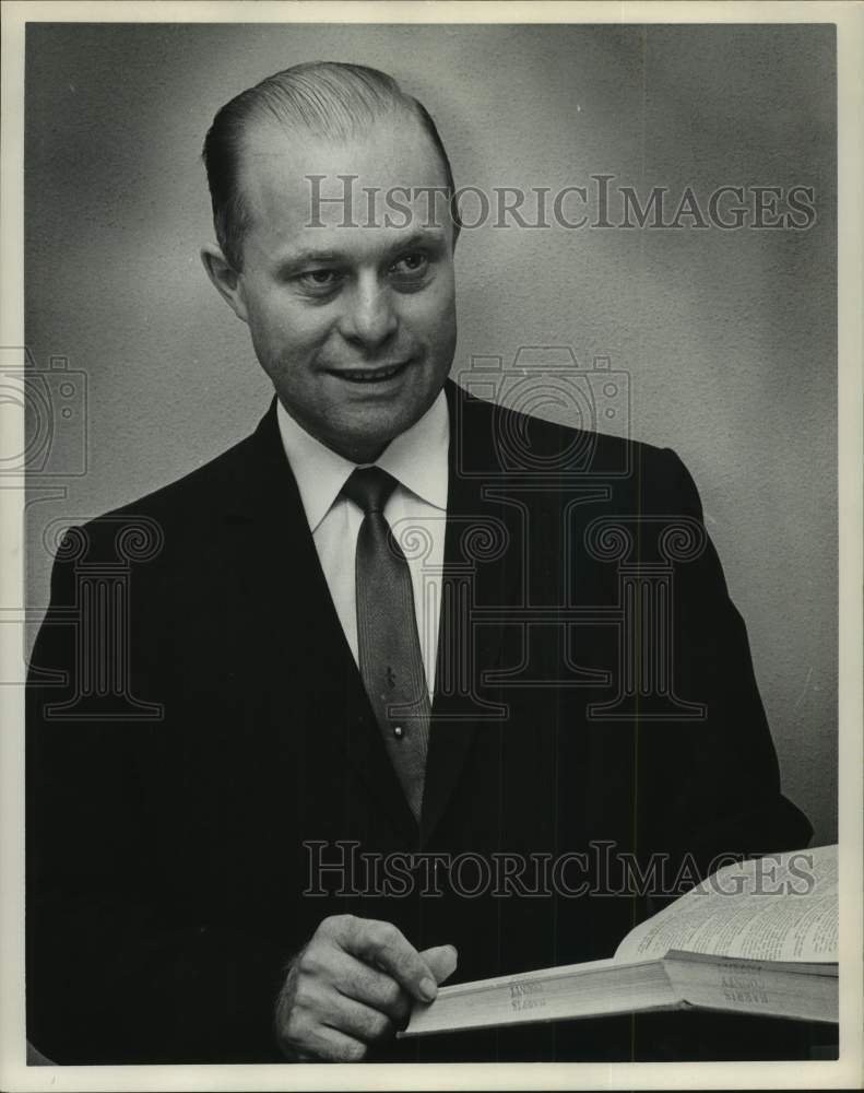 1963 Press Photo Head of Briefing Section of District Attorney office Carl Dally - Historic Images