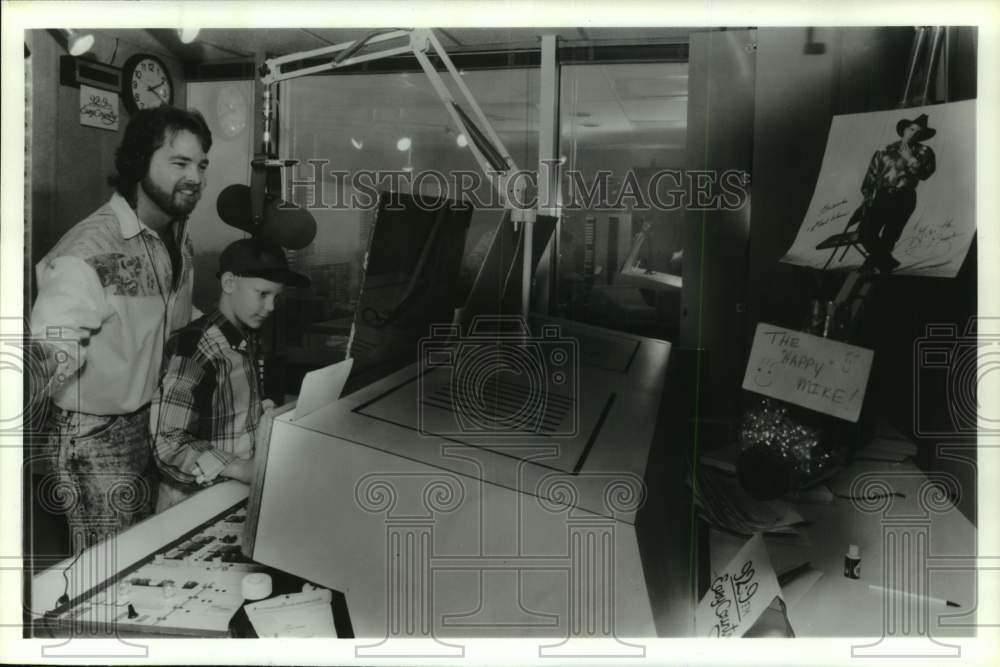 1991 Press Photo Houston DJ Charlie Walker with Jonathon Dickerson; Make-A-Wish - Historic Images