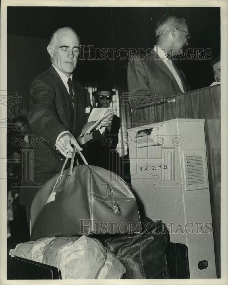 1961 Press Photo Charles Dillon Readies to Leave for New Zealand, Houston, Texas - Historic Images