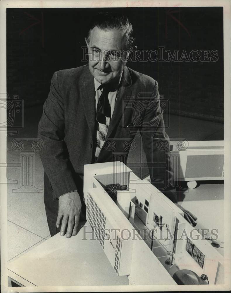 1970 Press Photo American teaching artist Victor D'Amico - Historic Images