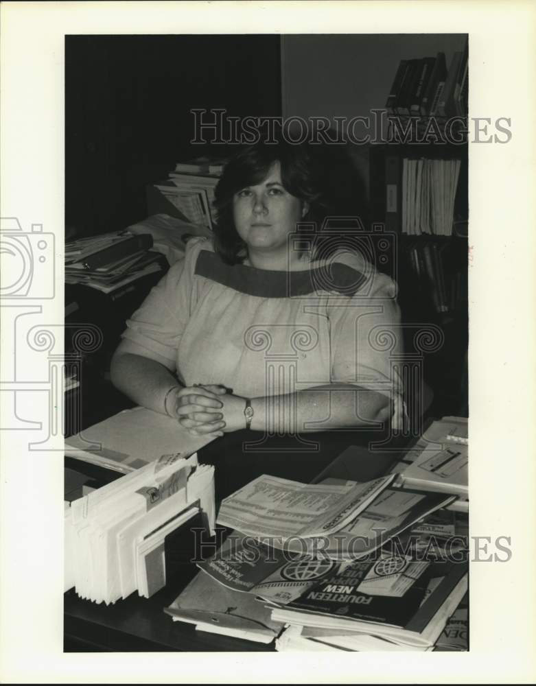 1986 Press Photo Librarian Priscilla Emrich at Murphy Memorial Library - Historic Images