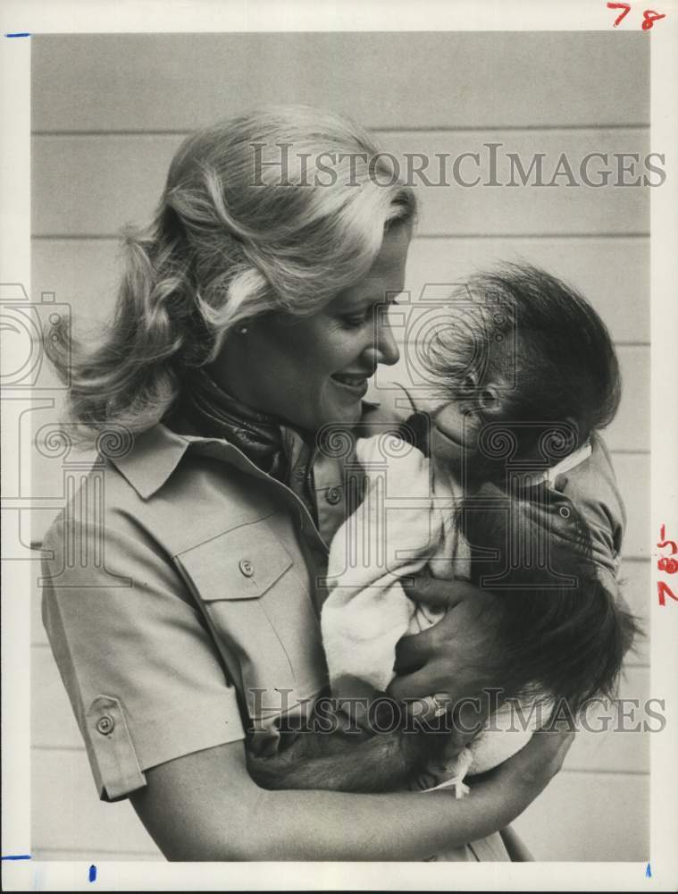 1981 Press Photo Joan Embry holds baby chimpanzee at San Diego Zoo - Historic Images