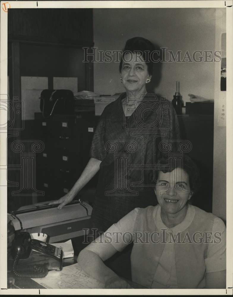 1967 Press Photo Chronicle Secretaries Bert Epstein and Mary Zipps - Historic Images