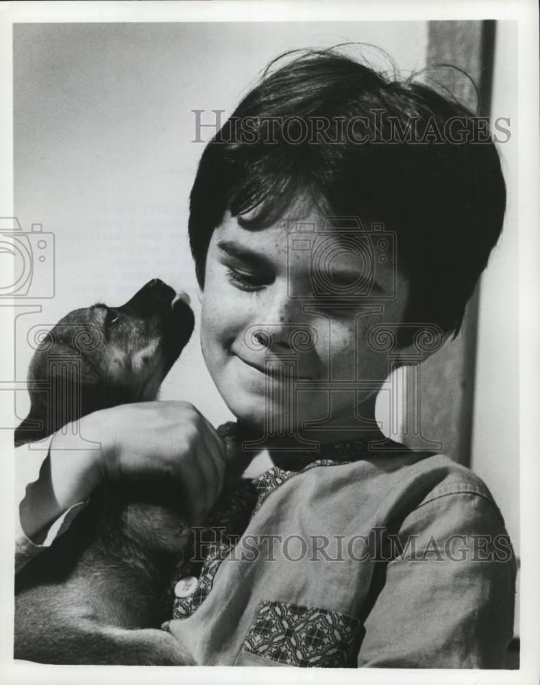 1969 Press Photo Brandon Cruz with puppy "Courtship of Eddie's Father" - Historic Images