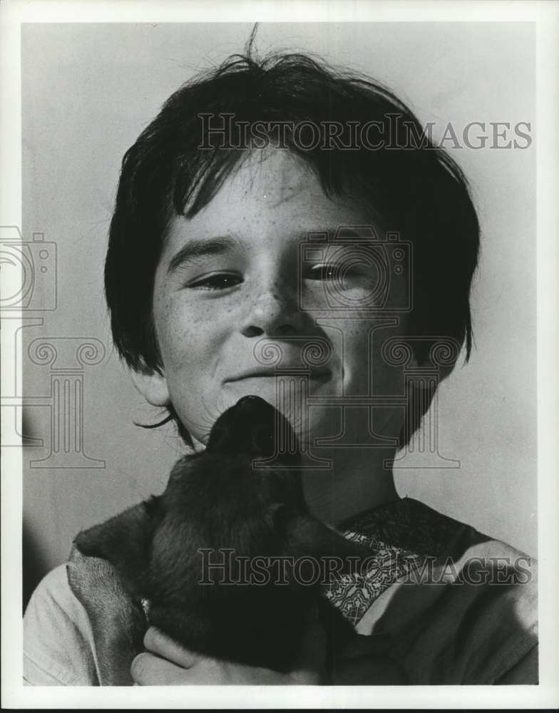 1969 Press Photo Young actor Brandon Cruz with his puppy named Shonee. - Historic Images