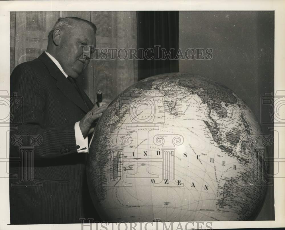 1955 Press Photo West Germany&#39;s Economics Minister Ludwig Erhard studies globe - Historic Images