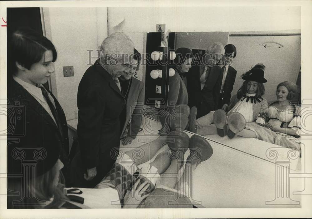 1973 Press Photo Alley Theater's Woody Eney & Lillian Evans model duck shoes - Historic Images