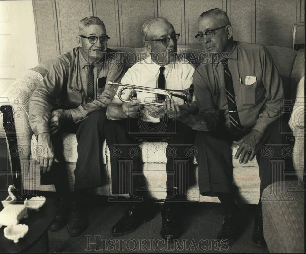 1987 Hartley Benson Edwards & friends in his Denison home - Historic Images