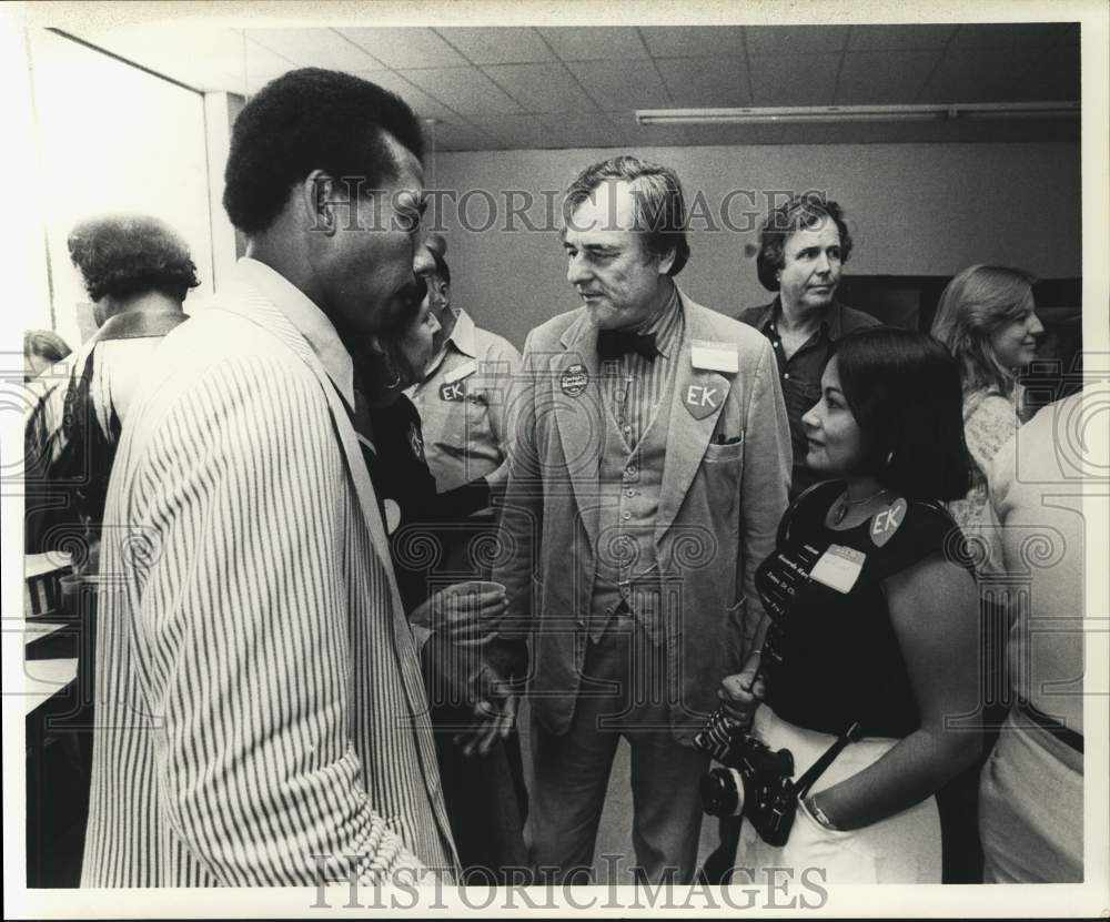 1976 Press Photo Representative Bob Eckhardt and Nick Gearhart in Houston - Historic Images