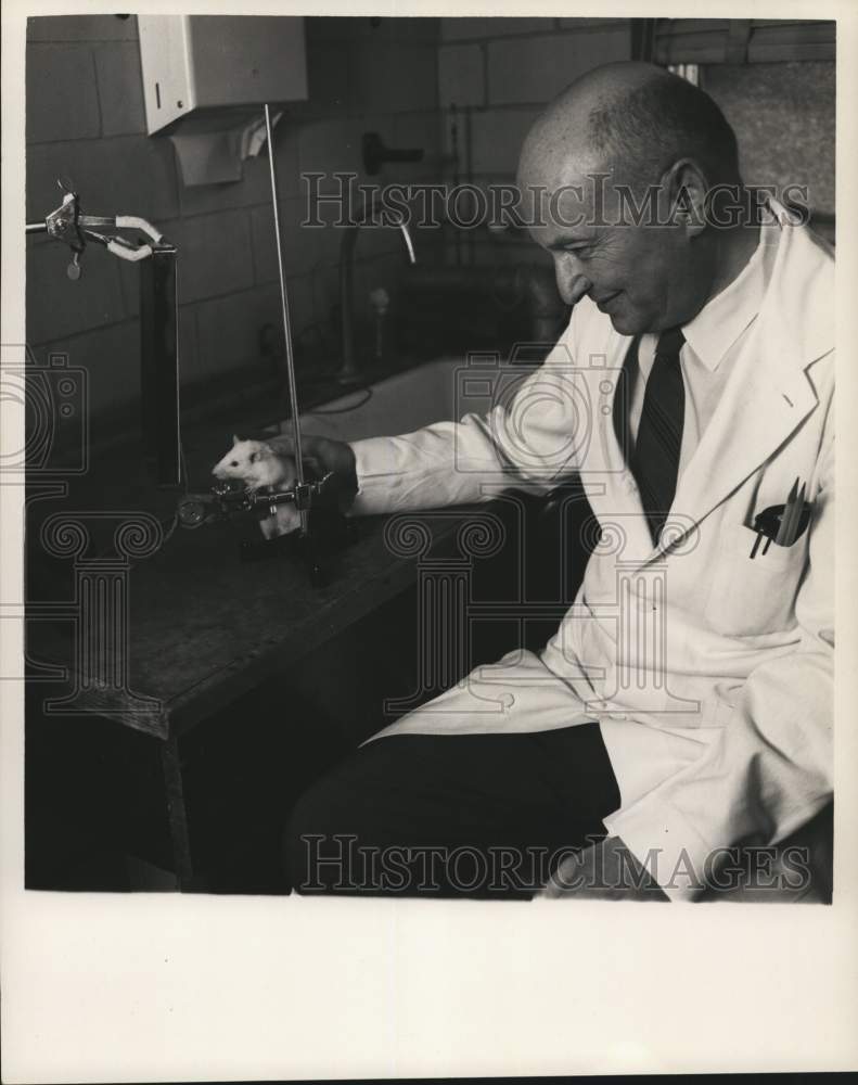 1965 Press Photo Dr. Georges Unger, Baylor University College of Medicine - Historic Images