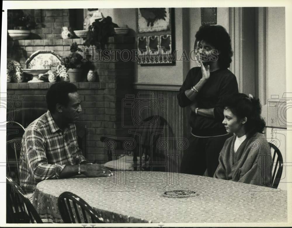 1987 Press Photo Sondra Huxtable with parents Cliff & Clair on "The Cosby Show" - Historic Images