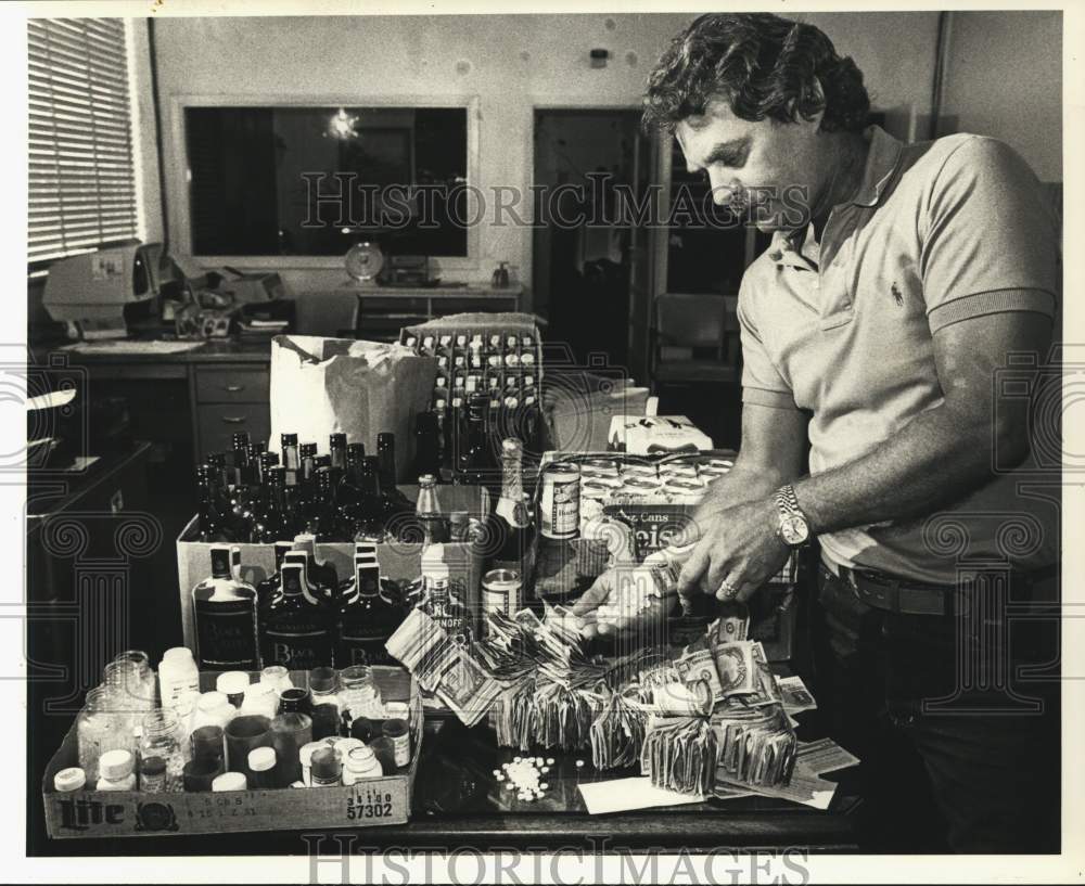 1985 Press Photo Sergeant W.F. Kesseler, Home of Arrested Sally Evans, Houston - Historic Images