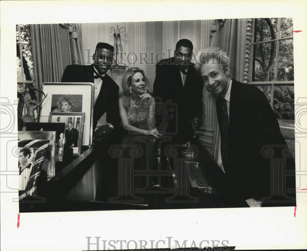 1989 Press Photo Recipients of U of H scholarship celebrate at Houston Mansion. - Historic Images