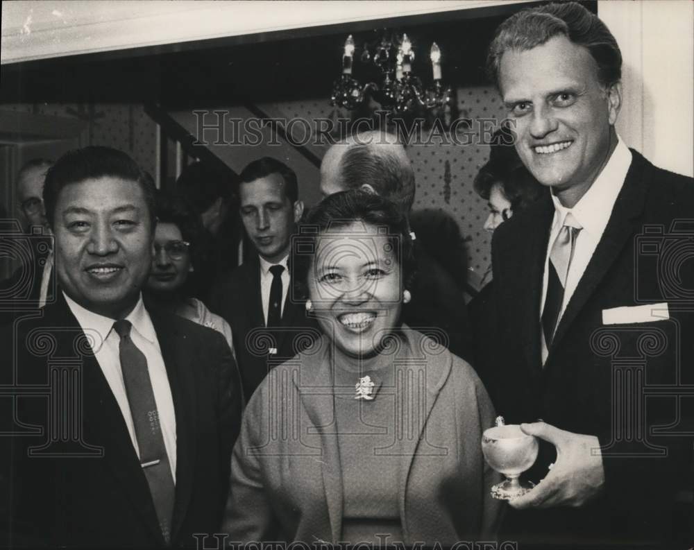 1963 Press Photo Evangelist Billy Graham Greets Friends Dr. and Mrs. Paul Fan - Historic Images