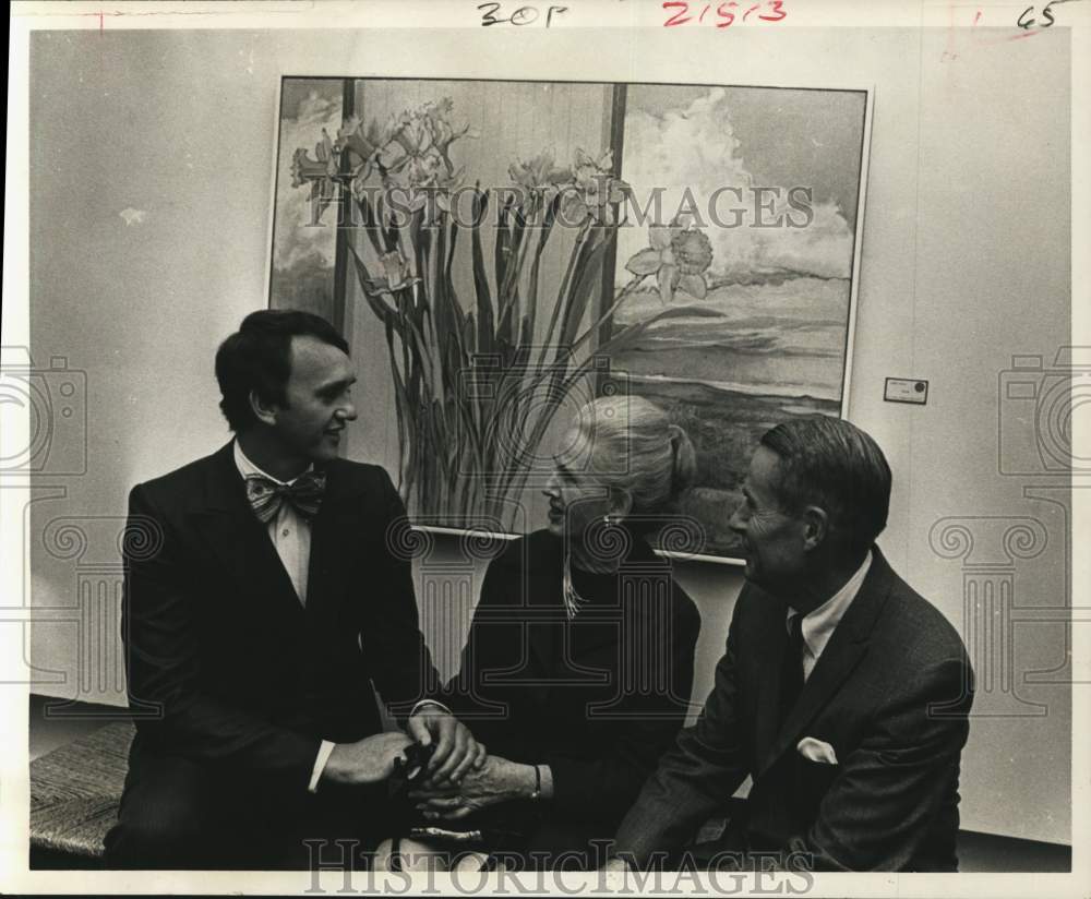 1969 Artist Loren Dunlap with Mr &amp; Mrs A.L. Selig at Houston Gallery - Historic Images