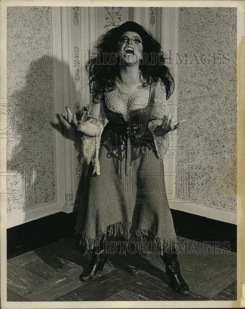 1968 Press Photo Actress Natalie Costa as Alzona, &quot;Man of la Mancha,&quot; Jones Hall - Historic Images