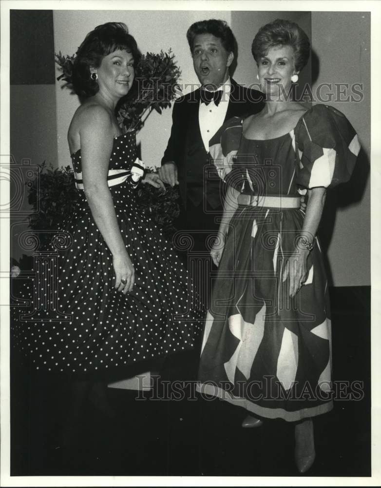 1987 Press Photo Rose Cullen, Designer Victor Costa, Annette Strake at event, TX - Historic Images