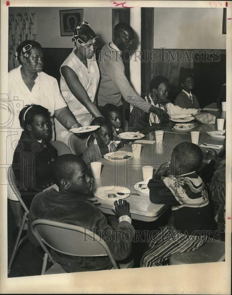 1970 Press Photo Members of Jerusalem Missionary Baptist Church serve breakfast - Historic Images