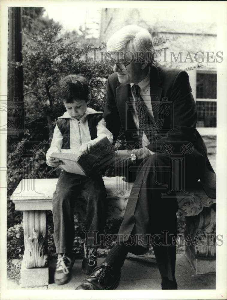 1986 Press Photo Ryan Rossitto reads &quot;Phil Donahue Examines the Human Animal&quot; - Historic Images