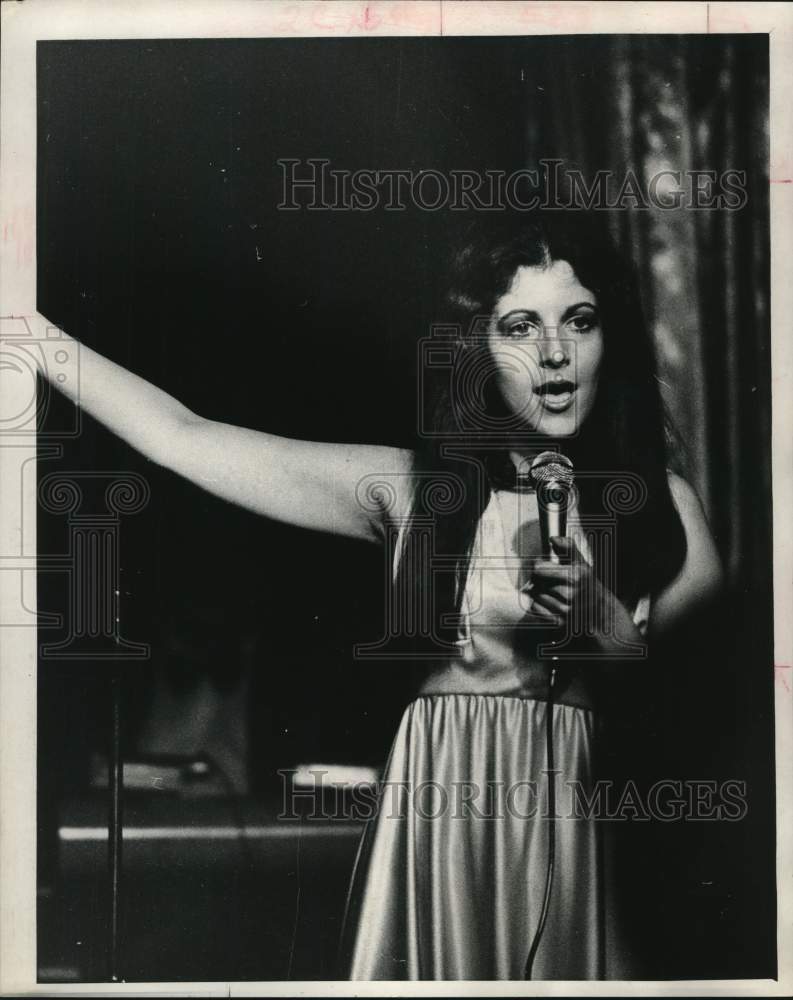 1970 Press Photo Franceen Devon - "Crazy With Boredom" - Historic Images