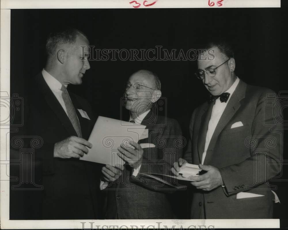 1955 Press Photo John Ellis, Ft. Worth Evening State Telegram, talks with friend - Historic Images