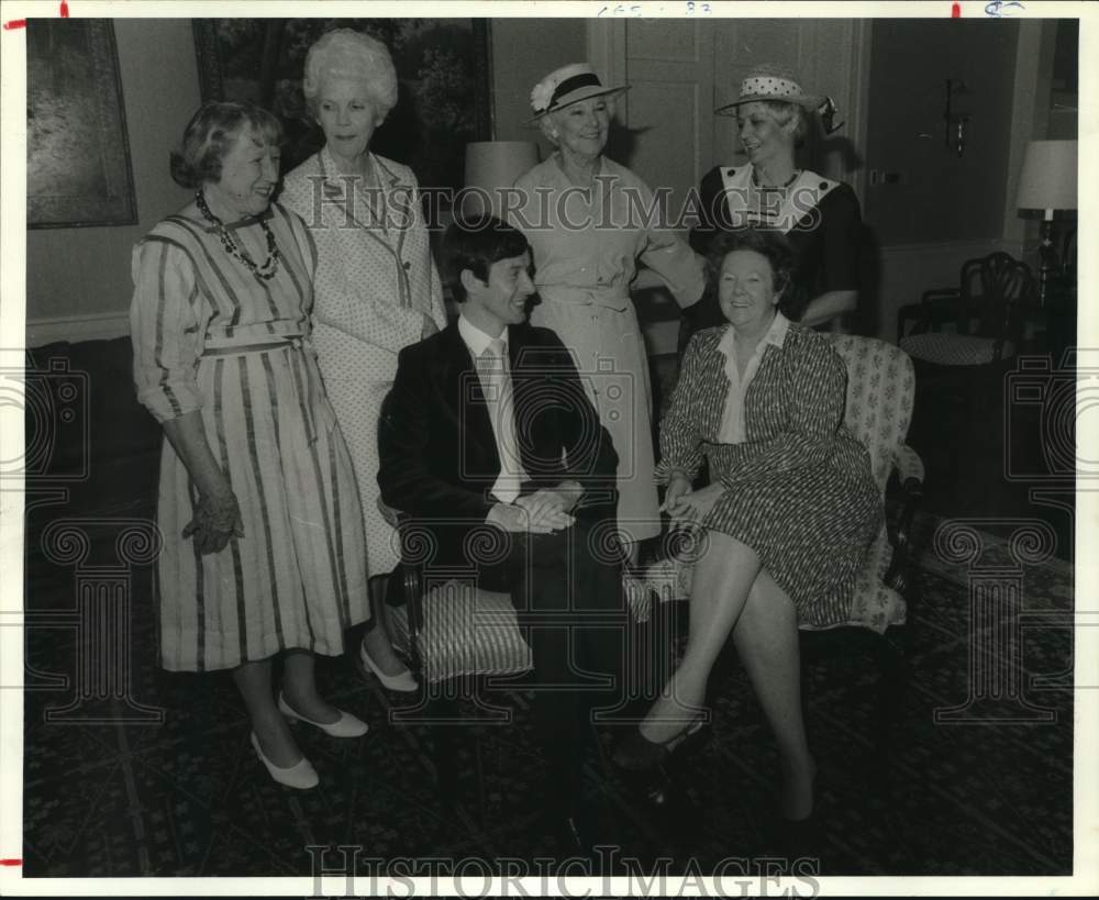1984 Press Photo Alistair Donkin, opera performer surrounded by Houston fans. - Historic Images