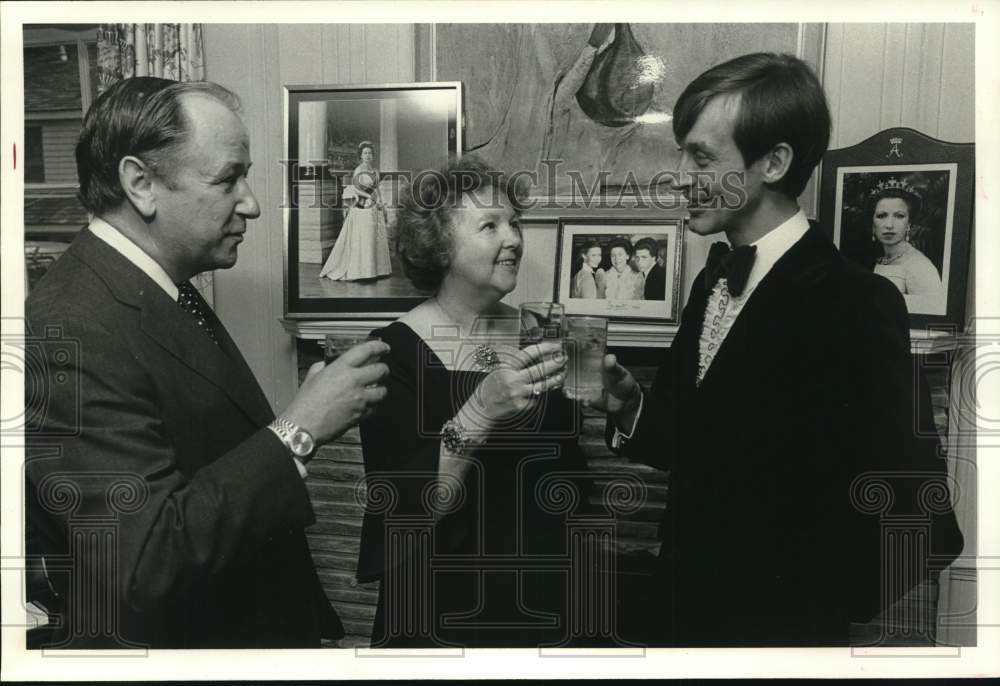 1982 Press Photo Alistair Donkin offers toast to Mr &amp; Mrs Tallboys from Britain. - Historic Images