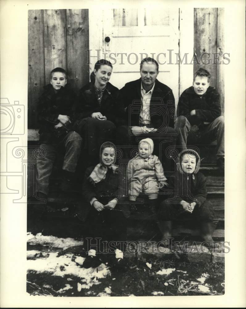 1970 Press Photo David Dellinger with family - Historic Images