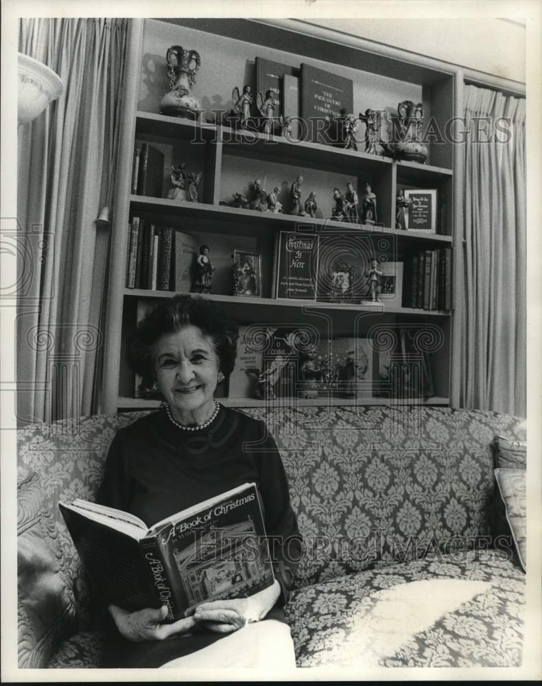 1970 Press Photo Mrs. Winifred Ellis reads Christmas book - Historic Images