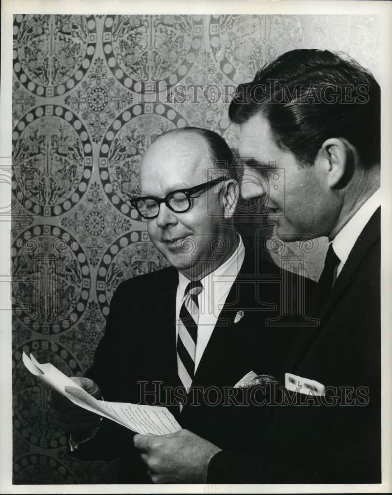 1961 Press Photo Ray Elliott, Hal Lewis - Holiday basketball class - Houston - Historic Images