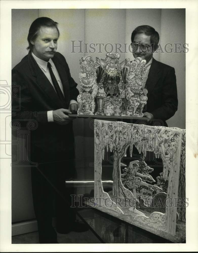 1984 Press Photo Designer Tom DeLapp, Jim Seigler with artwork at Foley&#39;s - Historic Images