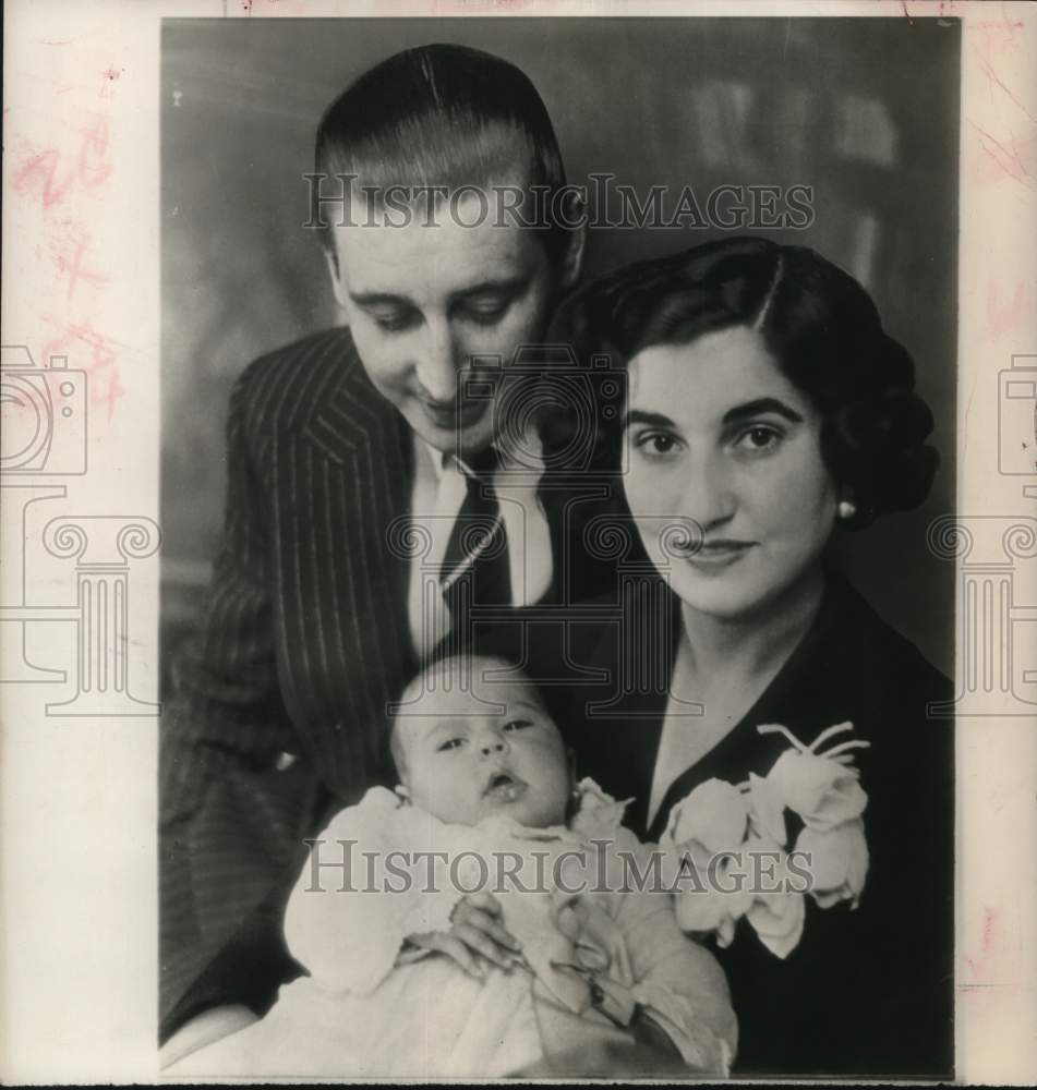 1951 Press Photo Marquesa De Villaverde and husband with daughter Carmen Franco - Historic Images