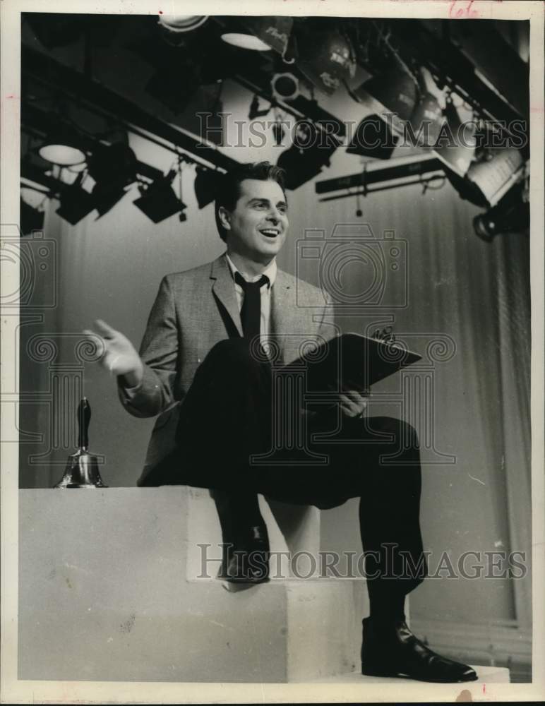 Press Photo Singer Johnny Desmond on television production set - Historic Images