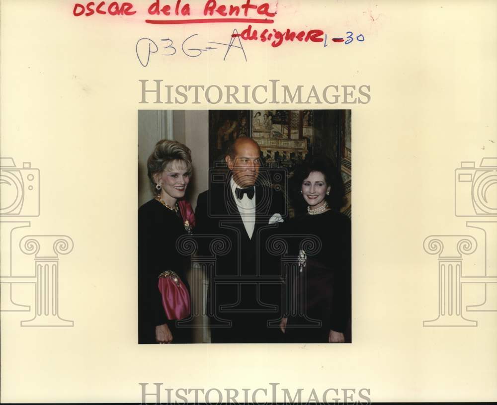 1992 Press Photo Designer Oscar de la Renta with friends at an event - Historic Images