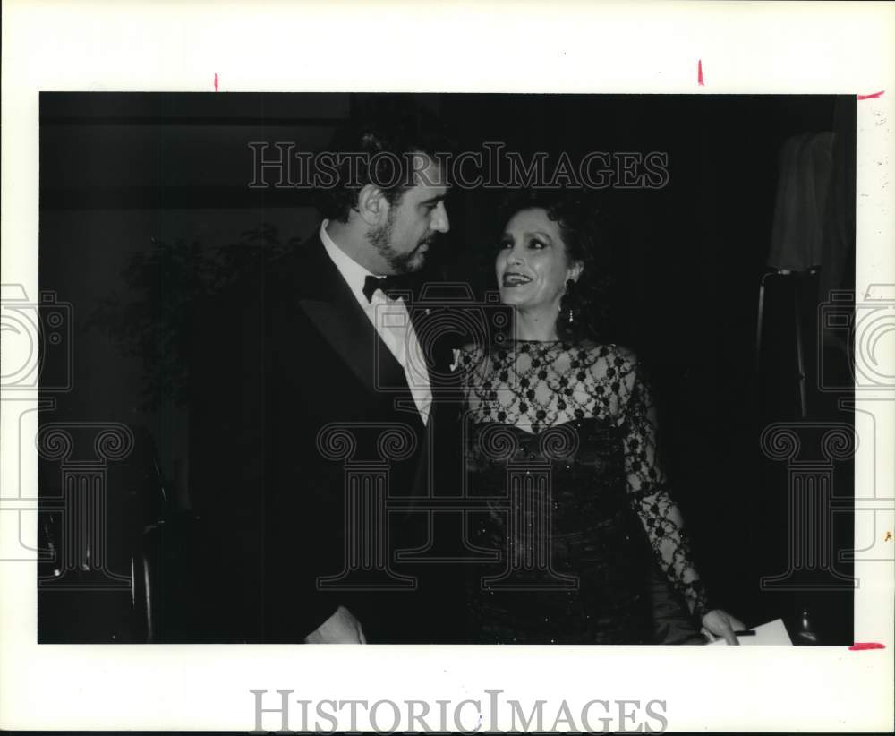 1987 Press Photo Opera star Placido Domingo with fan Azar Talaghany - Historic Images