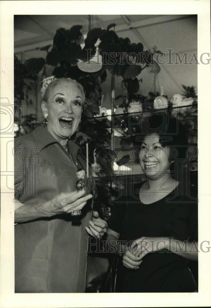 1977 Press Photo Phyllis Diller, Maria Canalez share laugh at Goodwill store - Historic Images