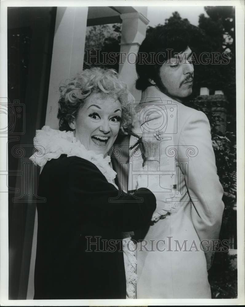 1969 Press Photo Comedian Phyllis Diller signs contract on back of man - Historic Images