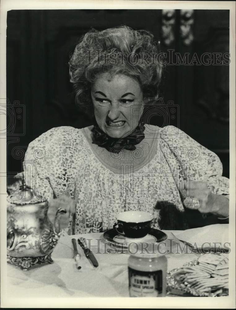 1967 Press Photo Comedian Phyllis Diller having tea - Historic Images