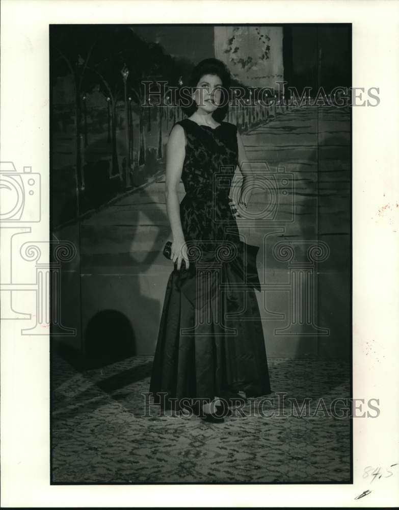 1982 Press Photo Julia Frankel models Houston socialite, Martha Singleton's gown - Historic Images