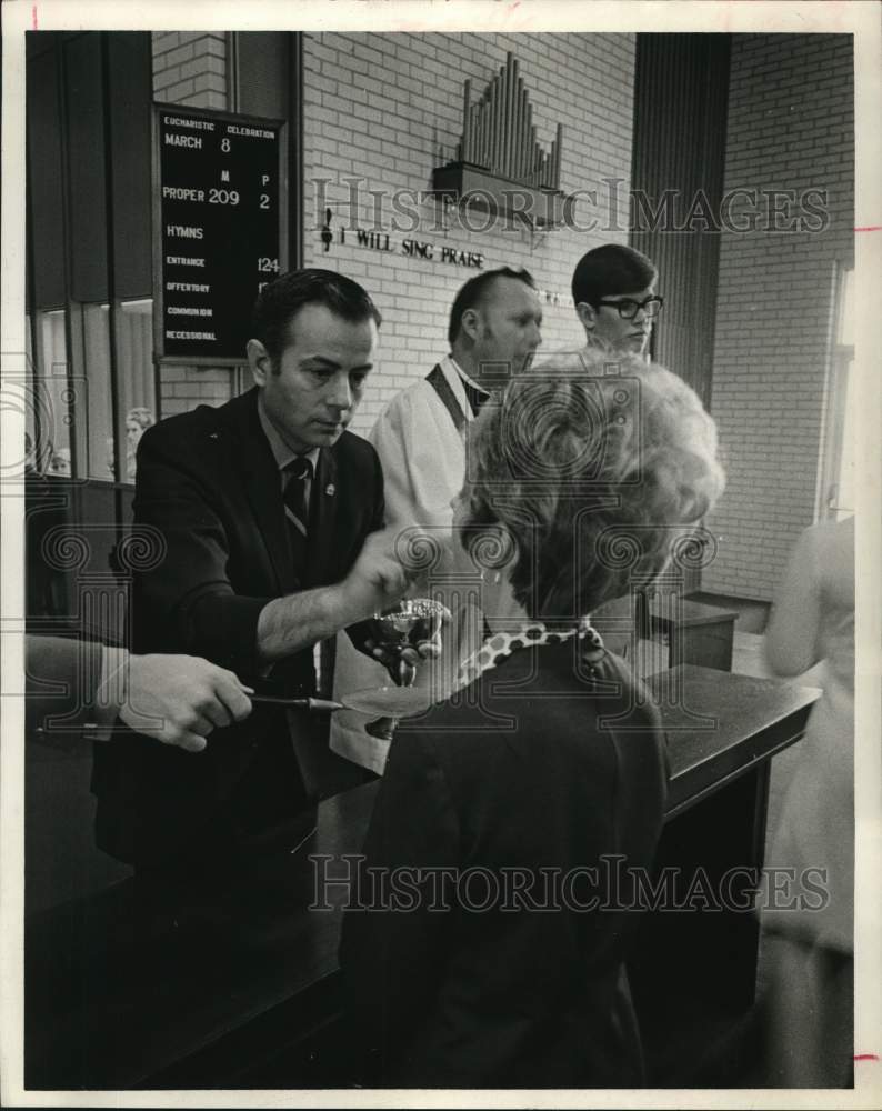 1970 Press Photo Maurice Trembly serves communicant; Rev. Doga, James West - Historic Images