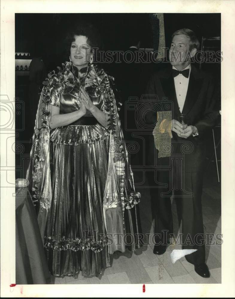 1981 Press Photo Mrs. John W. (Doris) Dixon, Wearing a Zandra Rhodes Design - Historic Images