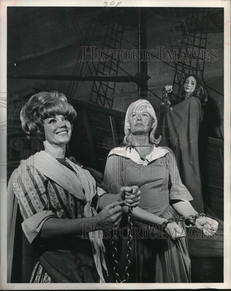 1968 Press Photo Jinx Dobbins, Betty Mitchell &amp; Mrs Bill Knight-Houston Opera - Historic Images