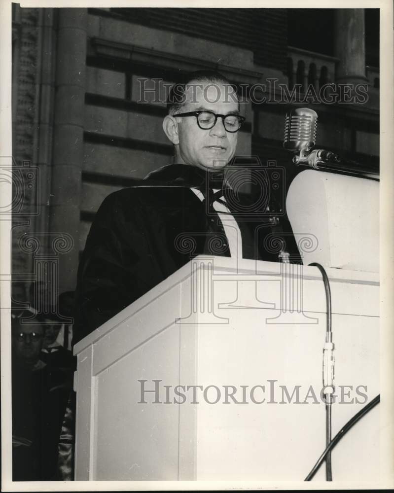1955 Senator J. William Fulbright gives commencement speech-Historic Images