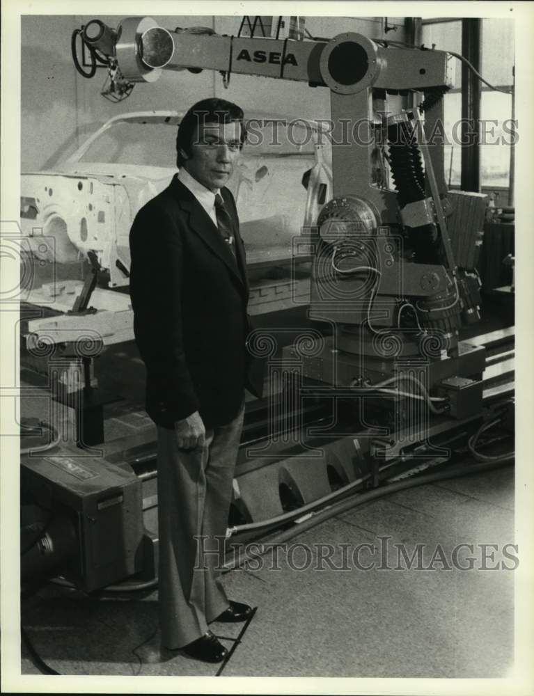 1981 Press Photo NBC News Correspondent Lloyd Dobyns at General Motors, Michigan - Historic Images