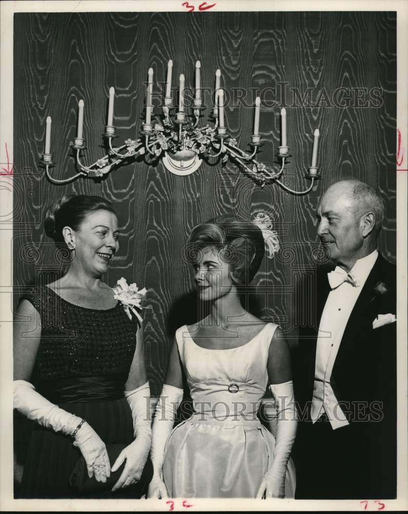 1962 Press Photo Nancye Flemng &amp; parents, the Robert Eikels, at debut party- Historic Images